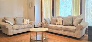 Living area - Spacious & Renovated 3BR/2BA Full Kitchen. Steps from McCormick Place & the Loop (Chicago)