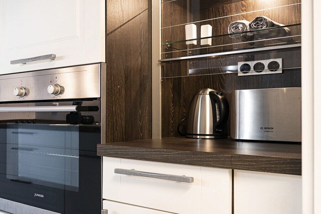 Wasserkocher mit Kaffee-/Teezubehör, Kühlschrank, Mikrowelle, Ofen