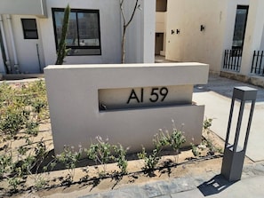 Ein Gebäude mit einem Schild, das 'AI 59' zeigt, und einem modernen Design.