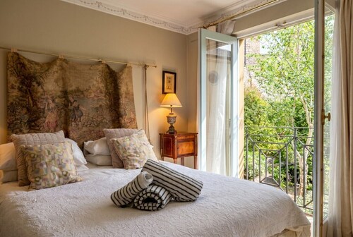 Georgian Townhouse for 4 · 2 En-Suites & Free Parking · Steps to The Circus