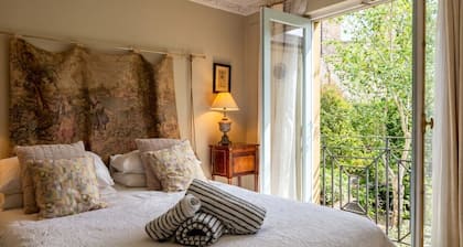 Georgian Townhouse for 4 · 2 En-Suites & Free Parking · Steps to The Circus
