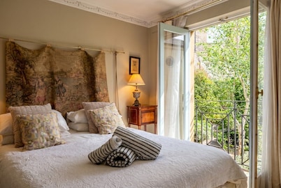 Georgian Townhouse for 4 · 2 En-Suites & Free Parking · Steps to The Circus