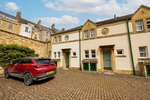 Exterior - Georgian Townhouse for 4 · 2 En-Suites & Free Parking · Steps to The Circus (Bath)