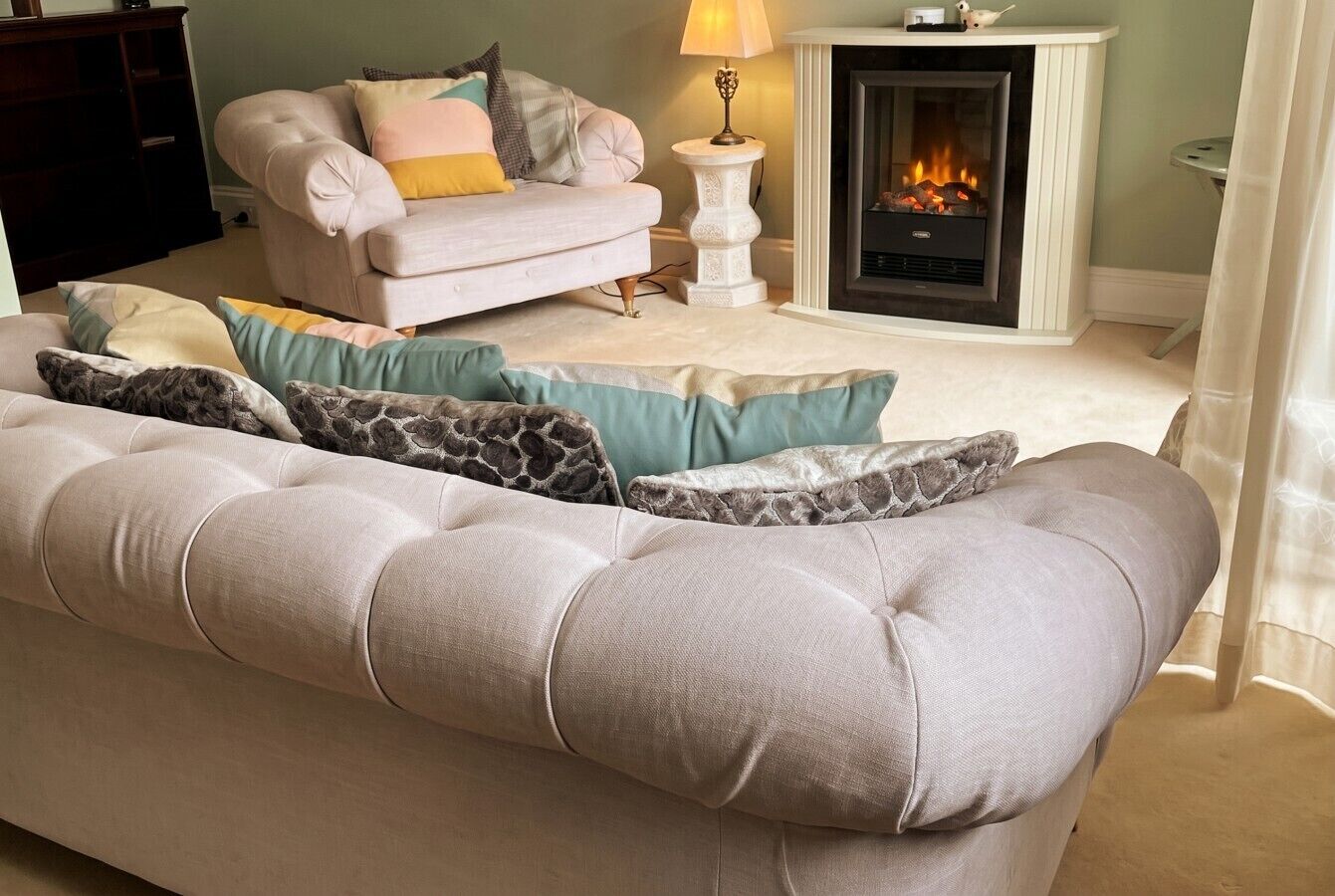 Fernseher, Kamin, Bücher