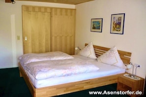 1 Schlafzimmer, Reisekinderbett, kostenloses WLAN, Bettwäsche