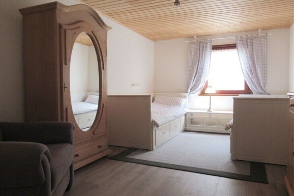Iron/ironing board, free WiFi, bed sheets