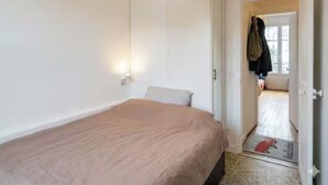 Room - Small apartment for 2 people in a nice neighborhood (Paris)