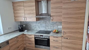 Wasserkocher mit Kaffee-/Teezubehör, Kühlschrank, Ofen, Herdplatte