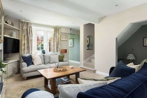 TV, offices - Beautiful Country Home: Garden & EV Charging (Old Basing)