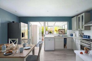 Coffee/tea maker, fridge, microwave, oven - Beautiful Country Home: Garden & EV Charging (Old Basing)