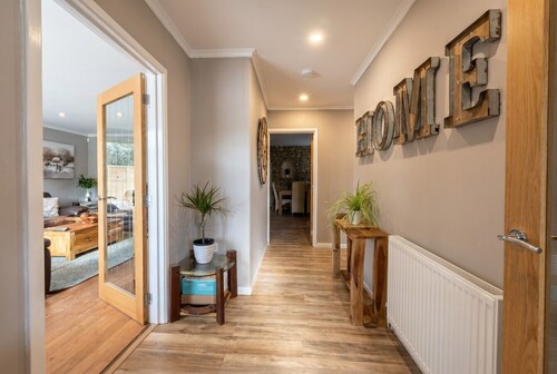 4-Bed Bungalow Sleeps 8 · Parking & Garden · Near Bath & Wells