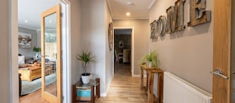 4-Bed Bungalow Sleeps 8 · Parking & Garden · Near Bath & Wells