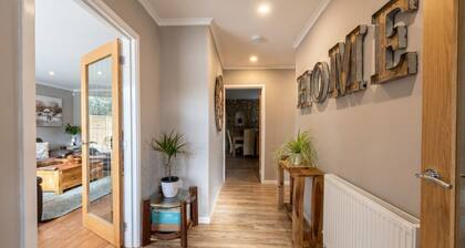 4-Bed Bungalow Sleeps 8 · Parking & Garden · Near Bath & Wells