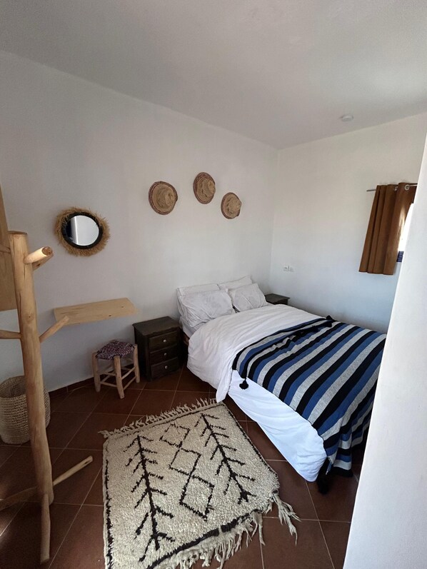 Room, 1 Double Bed, Beach View, Beachside | Free WiFi, bed sheets