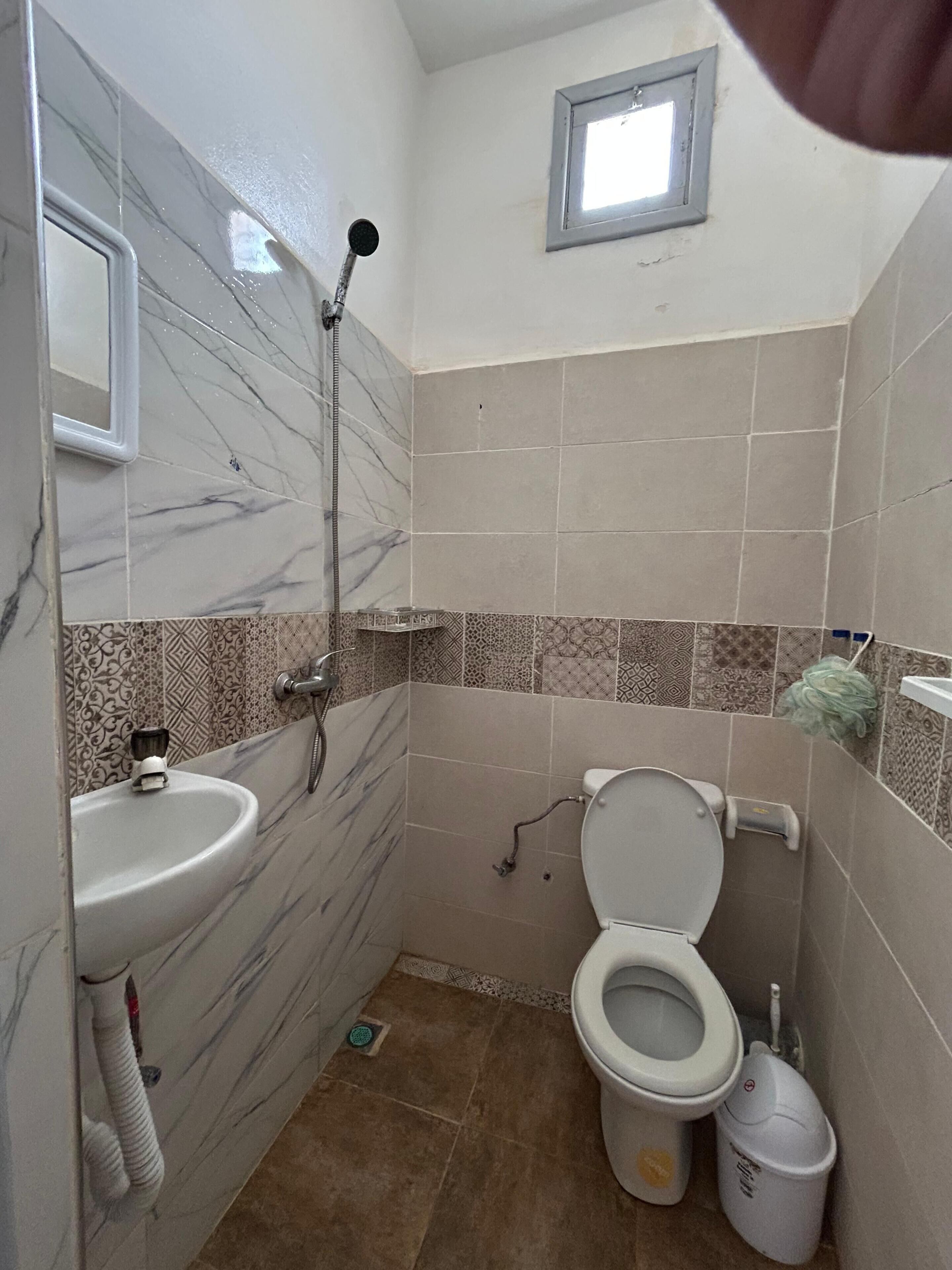 Appartement Classique, non-fumeurs, balcon | Salle de bain | Serviettes fournies