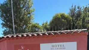 Señal de 'le Patio des Papes' con entrada al 'Hotel de Charme' y 'Esprit Patio'.