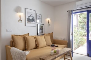 Ein Wohnzimmer mit einer Couch, einem Couchtisch und Wandleuchten.