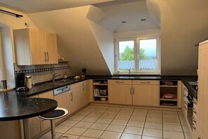 Kühlschrank, Ofen, Herdplatte, Esstisch