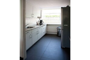 Wasserkocher mit Kaffee-/Teezubehör, Kühlschrank, Mikrowelle, Herdplatte