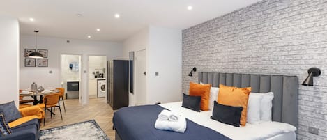 1 chambre, bureau, fer et planche à repasser, lit parapluie