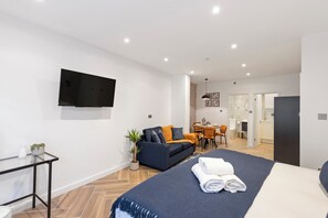 Desk, iron/ironing board, travel crib, free WiFi - Comfortable Studio Flat in the Heart of London (London)