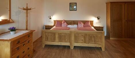 2 bedrooms, iron/ironing board, WiFi (free), bed sheets