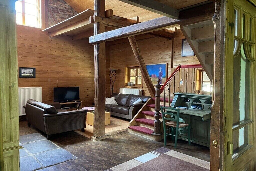 Smart TV, fireplace, DVD player, books