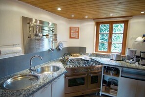 Wasserkocher mit Kaffee-/Teezubehör, Kühlschrank, Mikrowelle, Ofen