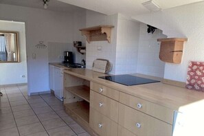 Wasserkocher mit Kaffee-/Teezubehör, Kühlschrank, Mikrowelle, Herdplatte