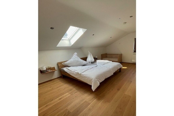 3 Schlafzimmer, Reisekinderbett, kostenloses WLAN, Bettwäsche