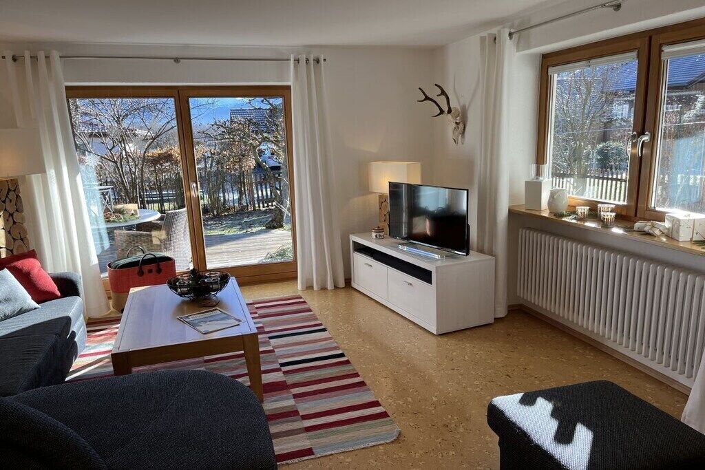 Smart-TV, DVD-Player, Bücher, Stereoanlage