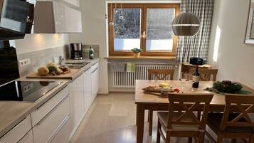 Coffee/tea maker, fridge, oven, stovetop