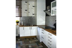 Wasserkocher mit Kaffee-/Teezubehör, Kühlschrank, Mikrowelle, Ofen