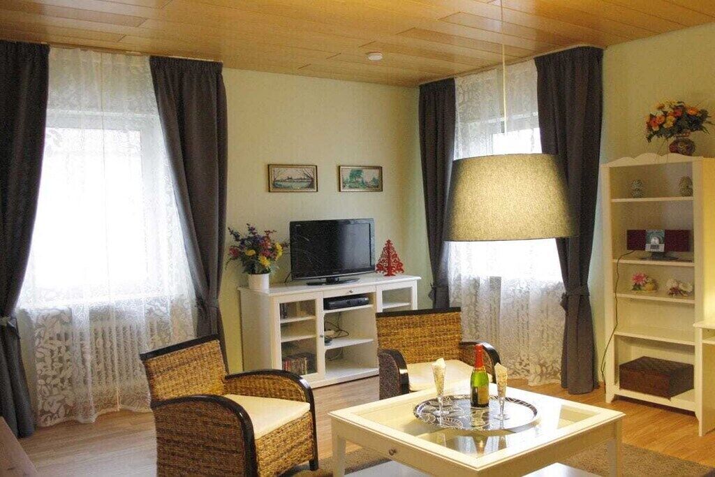 Smart-TV, DVD-Player, Bücher, Stereoanlage