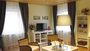 Smart-TV, DVD-Player, Bücher, Stereoanlage