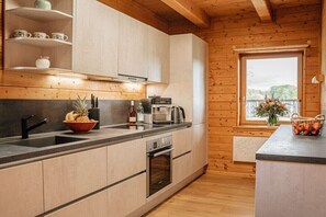 Coffee/tea maker, fridge, microwave, oven - Holiday home in Ahorntal with swimming pool (Ahorntal)