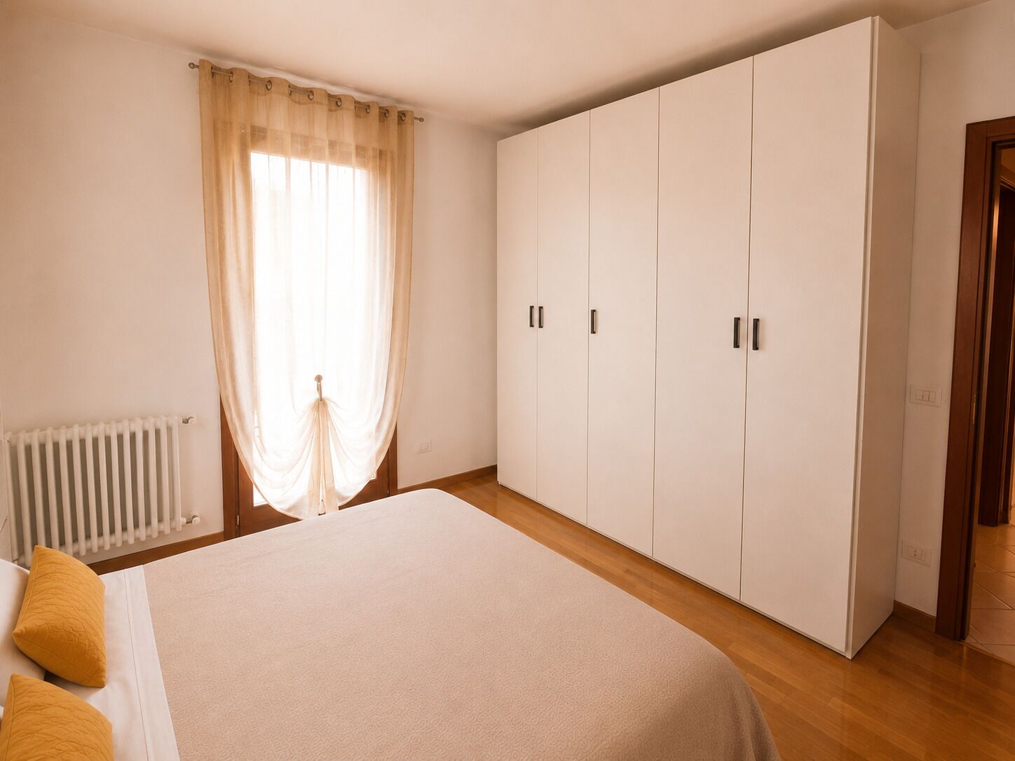 1 slaapkamer, een strijkplank/strijkijzer, wifi, beddengoed