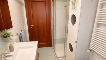 Doccia, asciugacapelli, bidet, asciugamani