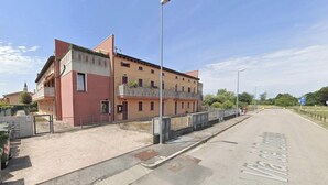 A street with a building on the left, a clear sky, and a road marked with 'Via Roma.' - Martina's House (Villanova di Camposampiero)