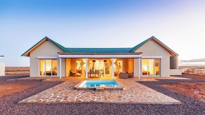 Outdoor pool - A Luxurious Getaway in Namibia – Nature, Tranquility, and Endless Vastness (Maltahöhe)