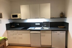 Wasserkocher mit Kaffee-/Teezubehör, Kühlschrank, Mikrowelle, Herdplatte