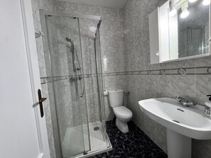 Toallas, jabón, papel de baño 