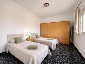 Tabla de planchar con plancha, wifi y ropa de cama 