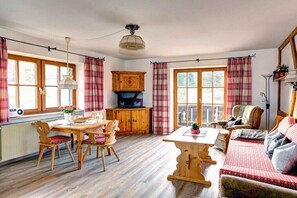 Smart TV, fireplace, DVD player, table tennis - Holiday apartment in Krün with swimming pool (Krün)