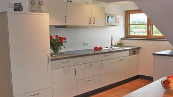 Coffee/tea maker, fridge, microwave, stovetop