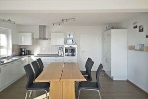 Coffee/tea maker, fridge, microwave, oven - on the ground floor in the Seeblick house (Meersburg)