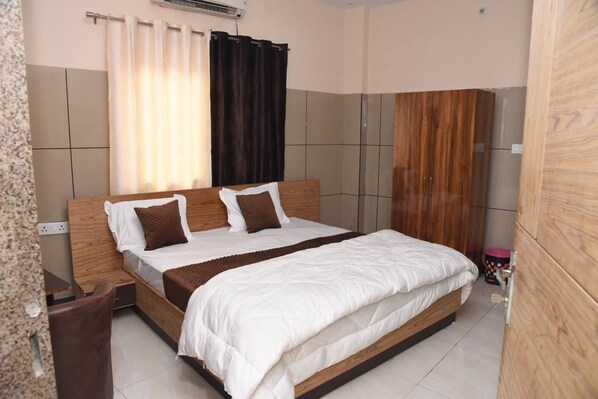 Room - Spacious 8-bedroom hotel in beautiful Lucknow with AC comfort (Lucknow)