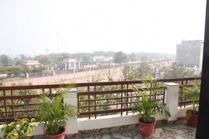 Property grounds - Spacious 8-bedroom hotel in beautiful Lucknow with AC comfort (Lucknow)