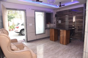 Lobby - Spacious 8-bedroom hotel in beautiful Lucknow with AC comfort (Lucknow)