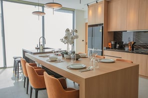 Villa familiar, vistas al jardín | Cocina privada | Frigorífico, microondas, placa de cocina y utensilios de cocina